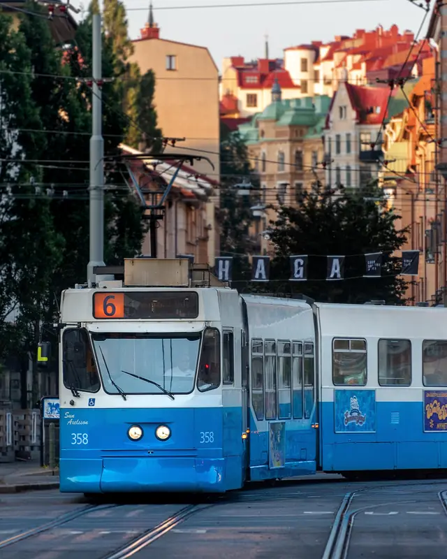 Blå spårvagn i Haga i Göteborg i kvällssol