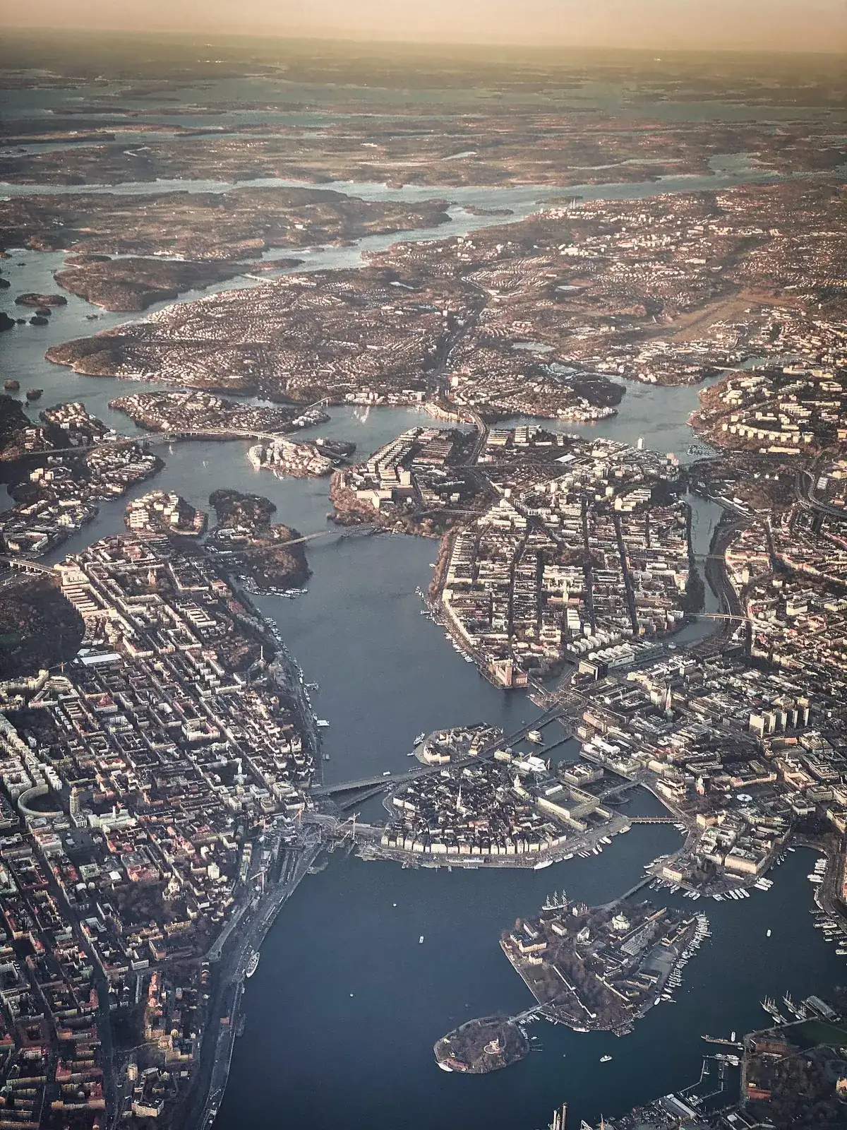 Flygfoto över Stockholm och skärgården i morgonljus
